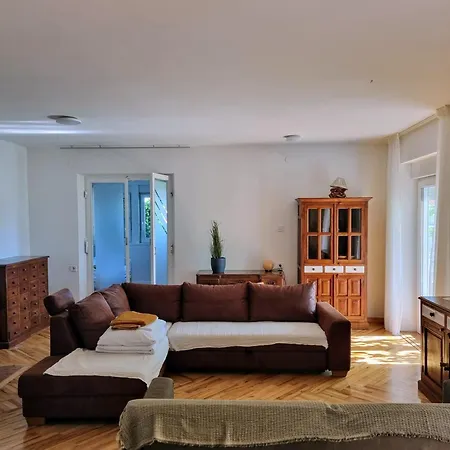 F13 Apartment